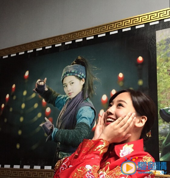 吴映洁戴流苏耳环的少女幕后照
 吴映洁高清写真_吴映洁高清剧照