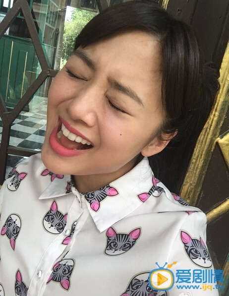 吴映洁戴流苏耳环的少女幕后照
 吴映洁高清写真_吴映洁高清剧照