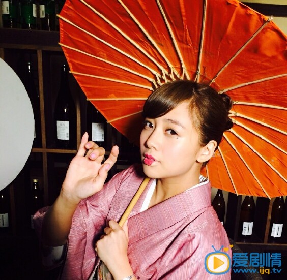 吴映洁戴流苏耳环的少女幕后照
 吴映洁高清写真_吴映洁高清剧照