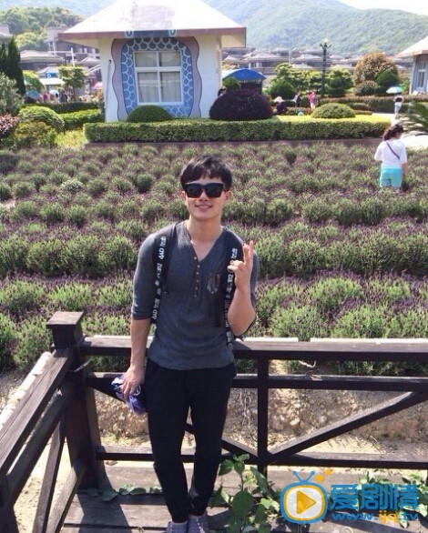 周斌生活照
 周斌高清写真_周斌高清剧照