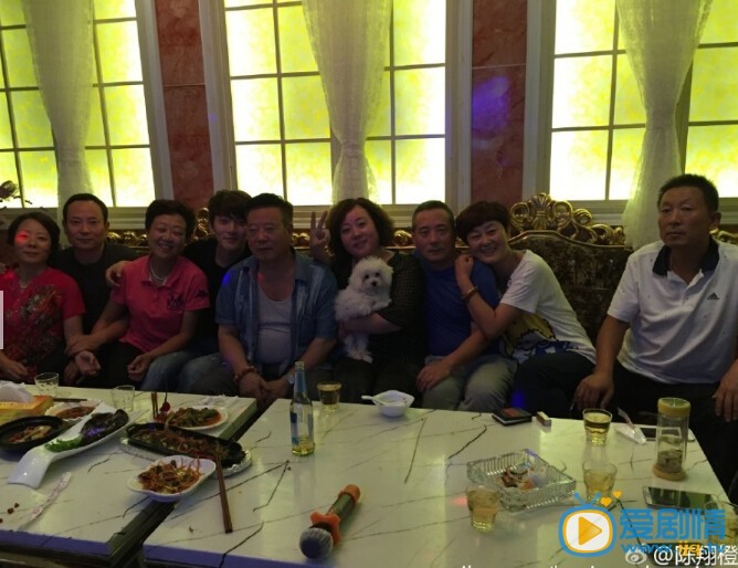 陈翔与家人合影照
 陈翔高清写真_陈翔高清剧照