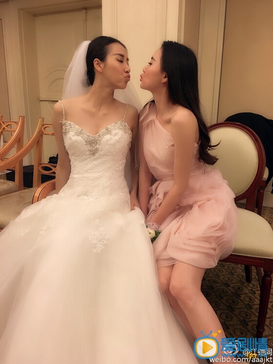 江铠同朋友合影照
 江铠同高清写真_江铠同高清剧照