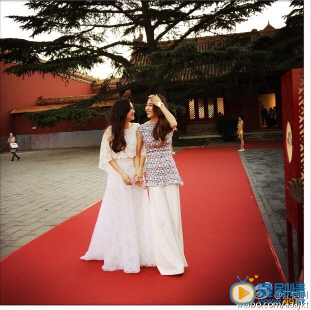 江铠同朋友合影照
 江铠同高清写真_江铠同高清剧照