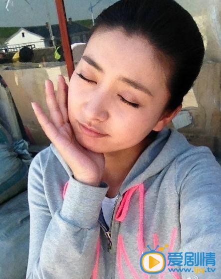 斓曦卖萌照
 斓曦高清写真_斓曦高清剧照