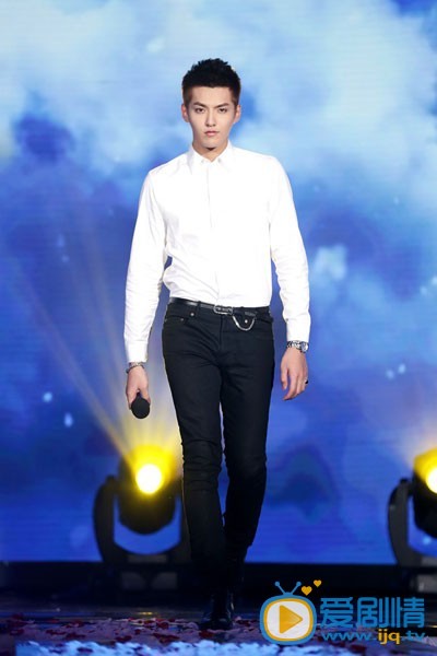 吴亦凡白衬衫校草照
 吴亦凡高清写真_吴亦凡高清剧照