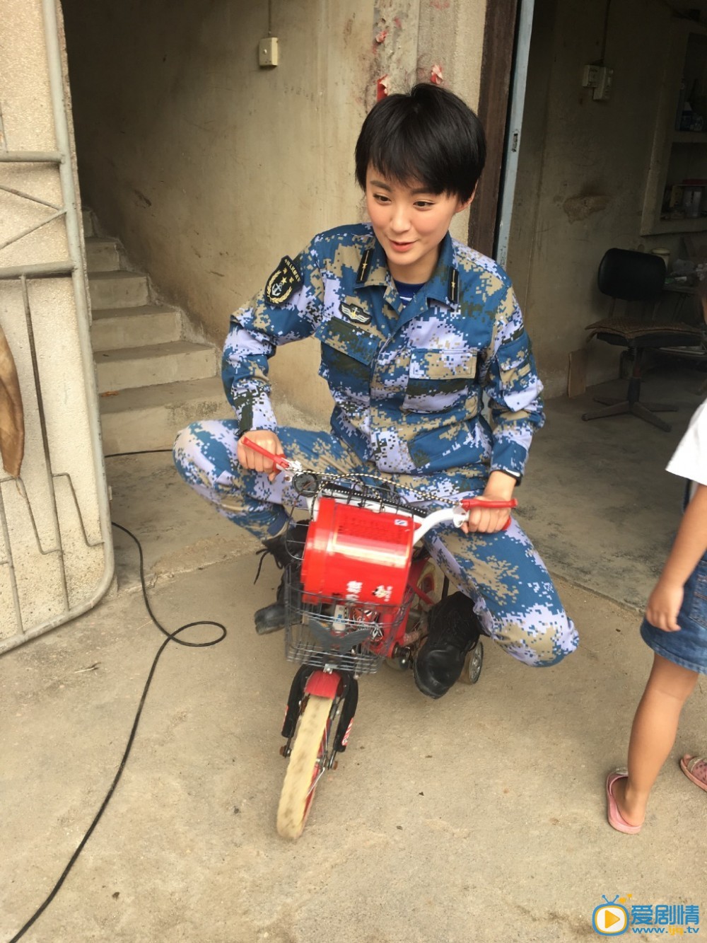 毛林林帅气短发照
 毛林林高清写真_毛林林高清剧照