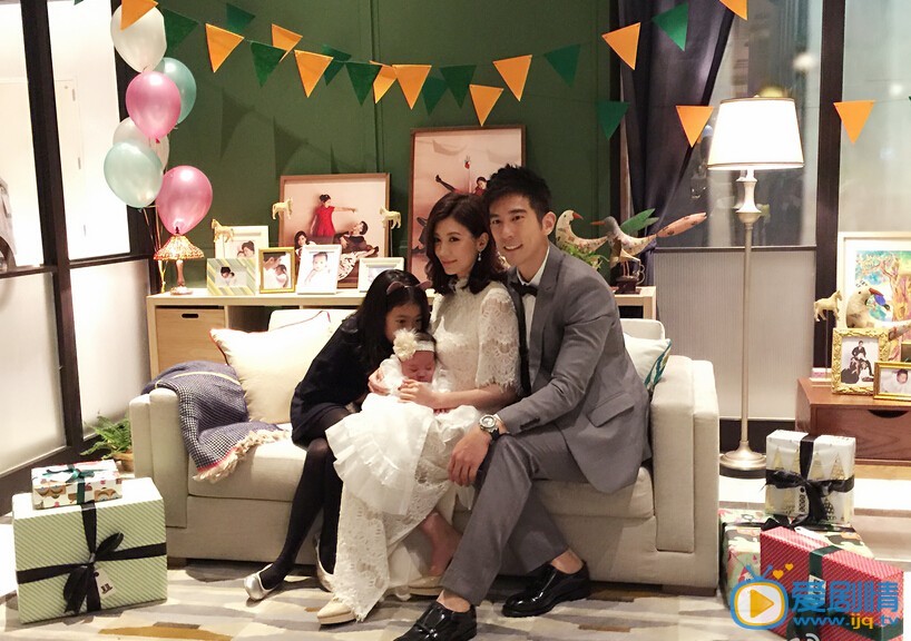 贾静雯和修杰楷为小女儿满月派对
 贾静雯高清写真_贾静雯高清剧照