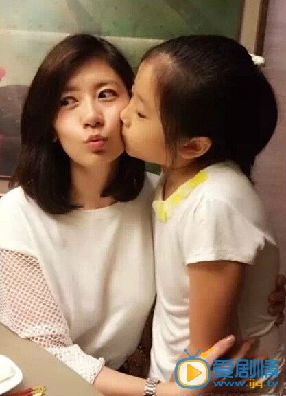 贾静雯和大女儿亲子照
 贾静雯高清写真_贾静雯高清剧照