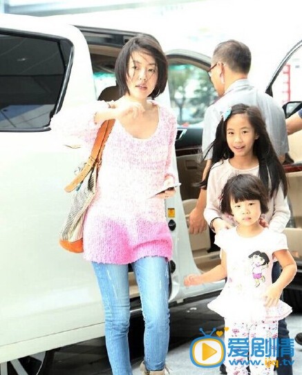 贾静雯和修杰楷为小女儿满月派对
 贾静雯高清写真_贾静雯高清剧照