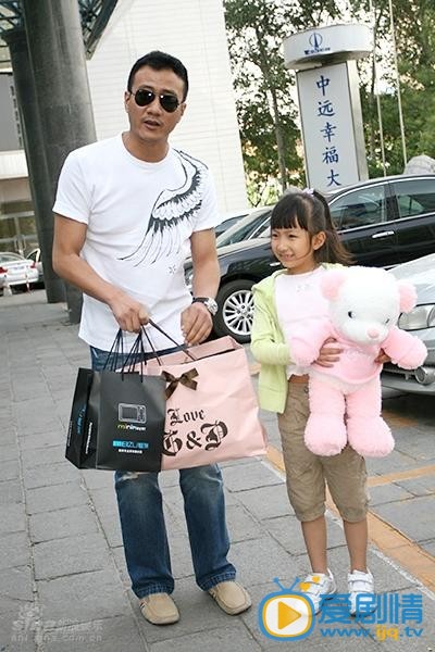 胡军胡军与家人
 胡军高清写真_胡军高清剧照