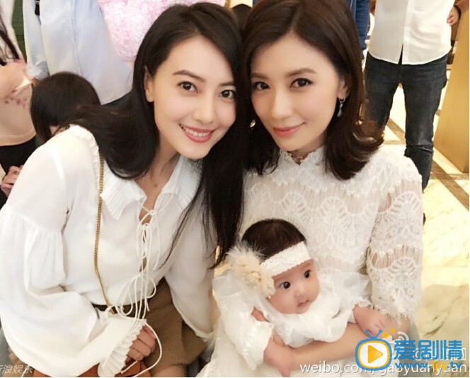 贾静雯和修杰楷为小女儿满月派对
 贾静雯高清写真_贾静雯高清剧照