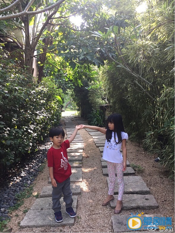 张庭和儿子女儿合影照
 张庭高清写真_张庭高清剧照