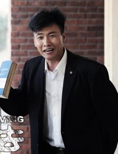 李震