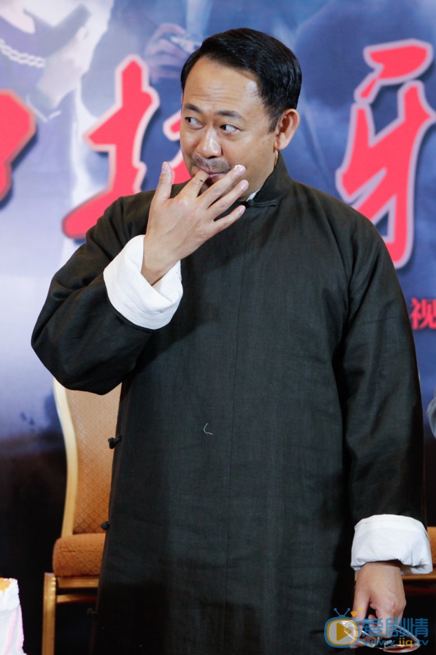 电视剧虎口拔牙海报